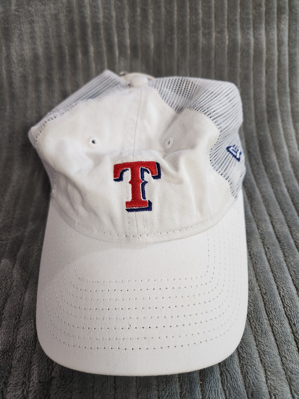 New Era Texas Rangers trucker hat,women's White Mesh Back Cap Red Blue 'T' Logo